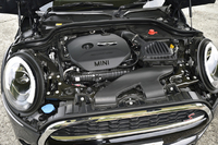 2リッター直4ターボエンジンは192psと28.6kgmを発生する。JC08モード燃費は15.8km/リッター（6MT仕様）。