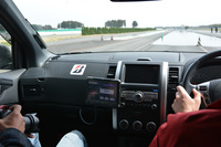 「CAIS」のセンサーはクルマの右前輪の内側に装着されている。室内には、判定した結果を表示するモニターが助手席側に設置されていた。