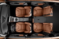 リアシートは、4：2：4の分割可倒式。もちろん、フルフラットにもできる。