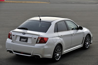 「インプレッサWRX STI tS」で最も目を引くのが、東レと共同開発したカーボンルーフ。車両の低重心化と操縦安定性の向上を狙った、スバル車初の装備である。