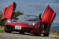 
    左右のドアはご覧のような跳ね上げ式で、横方向にも、片側あたり497mm張り出す。開閉に際して、心理的には1m以上の空きスペースが欲しくなる。
    