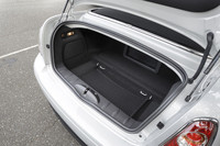 外観から想像するよりはるかに広い荷室。車内からラゲッジスペースにアクセスできる「スルー・ローディング・システム」も、意外と便利。荷室容量は240リッター。