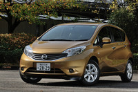 【テスト車のオプション装備】
185/65R15 88Sタイヤ＋15インチアルミホイール＋VDC＝8万4000円／SRSカーテンエアバッグシステム＝4万7250円／特別塗装色＜ビートニックゴールド＞＝3万6750円