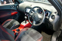 インテリアデザインは、「むき出しの機械感と生体的しなやかさの結合」がテーマ。オートバイのタンクを模したというセンターコンソールが中央に置かれる。