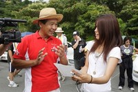 元パリダカ覇者の増岡さんは、気さくにコースの攻略法などを教えてくれる。右はカービューチームの鈴木さん。