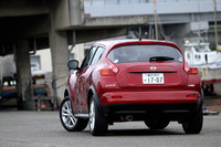 SUVらしいドッシリとした下半身をもちながらも、上屋はスポーツカー的にスマート。リアランプは「フェアレディZ」を思わせるブーメラン型になっている。