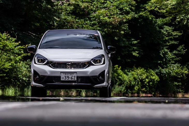 ノーマルの「フィット」に比べ、乗り心地は明らかに硬め。ただし速度が上がるほどに、足まわりのしなやかさやフラット感が際立ってくる。