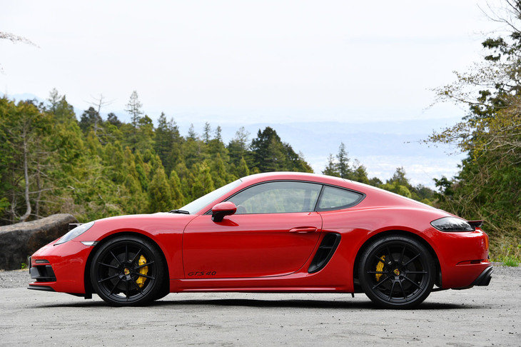 【ポルシェ718ケイマンGTS 4.0】ボディーサイズ：全長×全幅×全高＝4405×1800×1285mm／ホイールベース：2475mm／車重：1440kg（DIN）／駆動方式：MR／エンジン：4リッター水平対向6 DOHC 24バルブ／トランスミッション：6段MT／最高出力：400PS（294kW）/7000rpm／最大トルク：420N・m（42.8kgf・m）/5000-6500rpm／タイヤ：（前）235/35ZR20 88Y／（後）265/35ZR20 95Y（ピレリPゼロ）／燃費：9.3km/リッター（ポルシェジャパン発表値）／価格：1113万円
	
	【取材時の燃費データ】
	テスト距離：278.1km（市街地1：高速道路7：山岳路2）／使用燃料：35.5リッター（ハイオクガソリン）／参考燃費：7.8km/リッター（満タン法）／8.2km/リッター（車載燃費計計測値）