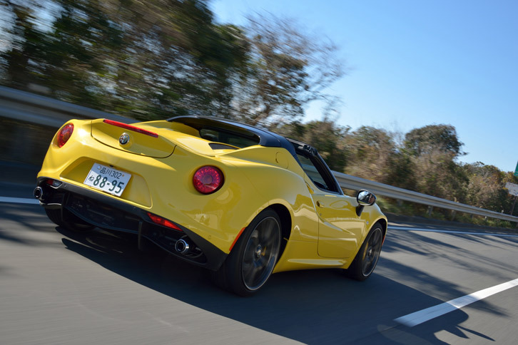 2014年のジュネーブショーで世界初公開された「アルファ・ロメオ4Cスパイダー」。日本では、2015年の東京モーターショーで初披露された。