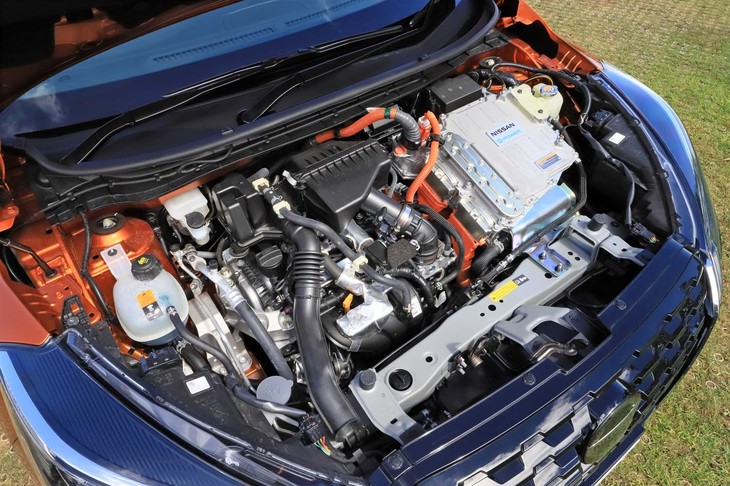 1.2リッター直3エンジンで電力を発生しモーターを駆動するハイブリッドシステム「e-POWER」。「キックス」のものは「ノート」のそれに比べ、中間加速性能が強化されている。