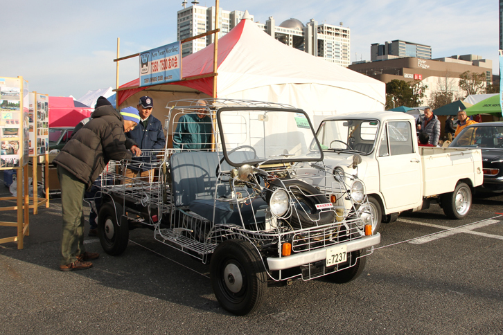ホンダT360友の会は、2017年にお披露目した「ホンダT360」のシャシーに鉄棒で製作したスケルトンボディーを載せたモデルをバージョンアップ。走行可能な状態に仕上げていた。