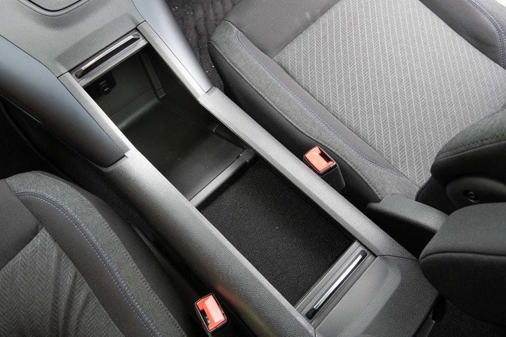 センターコンソールのシャッターを開けると広大な空間が。特に前方部分は深さが30cmほどある。