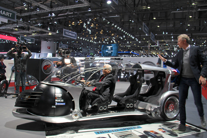 スイスのカーデザイナーでカーデザイン学校の創立者でもあるフランコ・スバッロ氏（写真で運転席の人物） は、45回目の出展を果たした。今回の作品は、「トラクト・スフィア」と名付けられたタンデム3人乗りの3輪車。