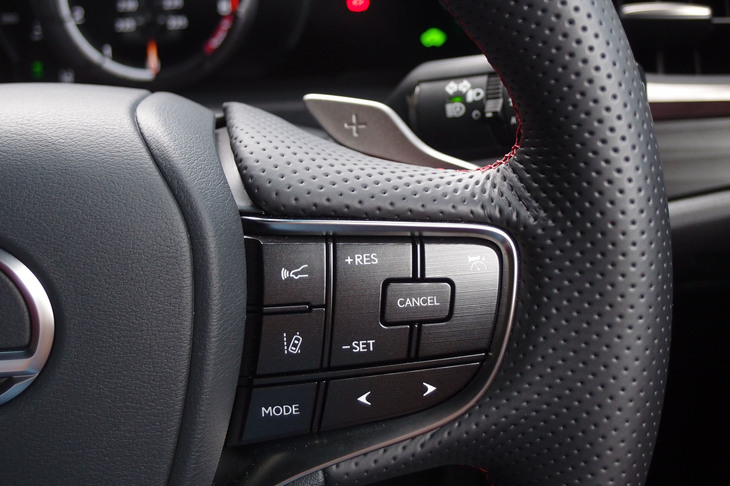 レクサスES300h“Fスポーツ”（ステアリングスイッチ）