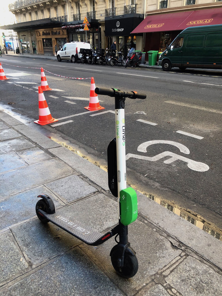 ライムの電動キックスクーター。セグウェイ-ナインボットのモデルを使用している。