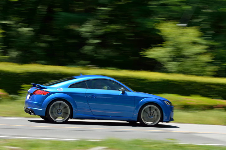 「TT RSクーペ」が0-100km/h加速に要する時間は3.7秒。最高速度は280km/hと公表される。