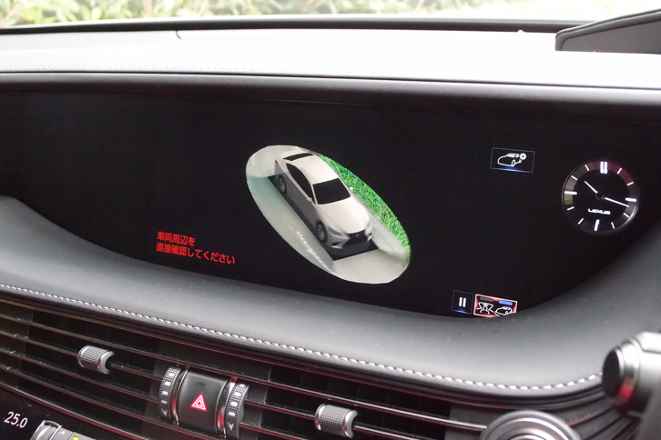 LS500“Fスポーツ”（カメラによる周囲確認用の映像）