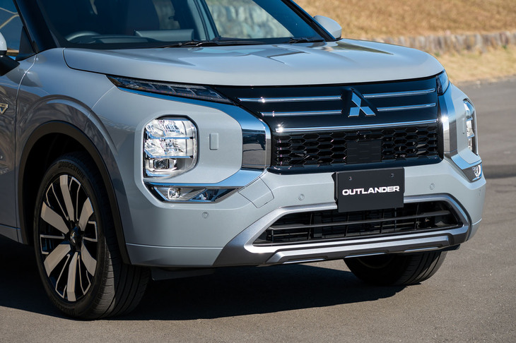 フロントまわりのデザイン変更は三菱エンブレムが貼られた部分がメッシュパネルからフラットパネルに変わった程度。写真では分からないが、開口部の奥にグリルシャッターが搭載されている。