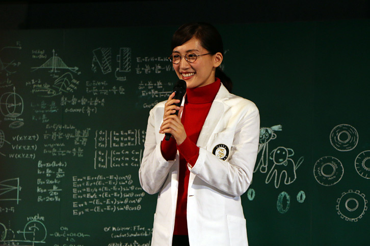 「ブリザック」のCMキャラクターを務める綾瀬はるかさんは、白衣とメガネ姿の“教授スタイル”で登場。CM撮影時の裏話などを披露した。