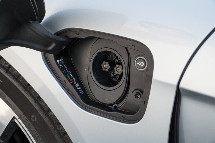 「タイカン」は最大225kW（パフォーマンスバッテリー プラス仕様は270kW）の超高速充電に対応。大容量バッテリーを搭載した車両の利便性を高めるため、ポルシェは最大150kWの急速充電器を備えた「ポルシェターボチャージングステーション」の設置を進めている。