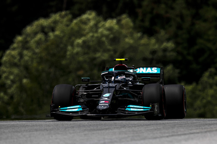 今季ここまでフロントローが1回しかなかったメルセデスのボッタス（写真）。得意のレッドブル・リンクで予選2位と善戦したのだが、初日プラクティス中のピットレーン上でスピン、あさっての方向を向いて止まりマクラーレンのクルーに押し戻されるといった珍事があり、危険な行為として3グリッド降格ペナルティーを食らって5番グリッドとなってしまった。レースではオーバーカットを成功させペレスを抜き3位。今季4度目の表彰台はすべて3位である。またレッドブル・リンクでは同サーキット歴代過去最多、6度目のポディウムとなった。（Photo=Mercedes）