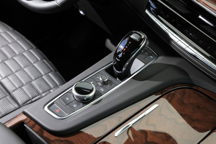 シフトセレクターはバイワイヤ式に変更するとともに、ステアリングコラムからセンターコンソールへと移設。インフォテインメントシステムは、タッチスクリーンだけでなく押しボタンやダイヤル式のコントローラーでも操作が可能だ。