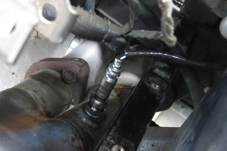 へダースに取り付けられた新しいO2センサー。これからよろしく頼みます。