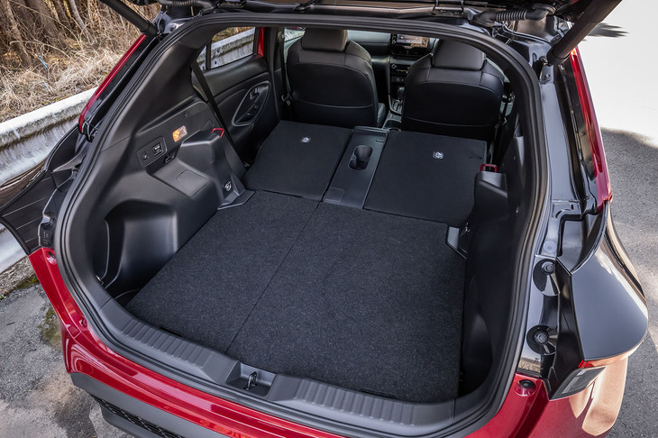 標準仕様車と同じく、荷室床面の高さを分割し2段階で調整できる「6：4分割アジャスタブルデッキボード」を標準装備。40：20：40の分割可倒機構が備わる後席の背もたれを前方に倒せば、簡単に荷室を拡大できる。荷室容量は5人乗車の通常時で390リッター、後席を倒すと1102リッターとなる。