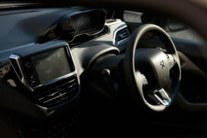 「iコックピット」と呼ばれる、最新のプジョー車に共通する運転席の操作レイアウト。メーターは小径のステアリングホイールの上から確認する形となる。