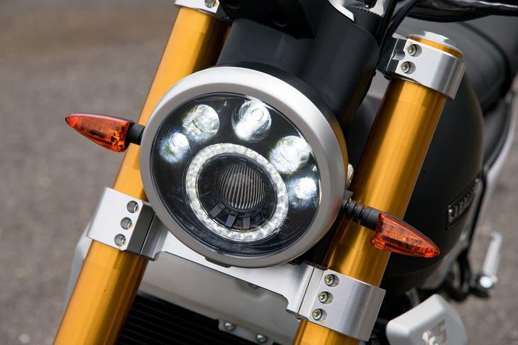 マット塗装のガソリンタンクに、アルミの削り出しパーツなど、細部に見る質感の高さも「キャバレロ フラットトラック」の特徴。灯火類はいずれもLED式となる。