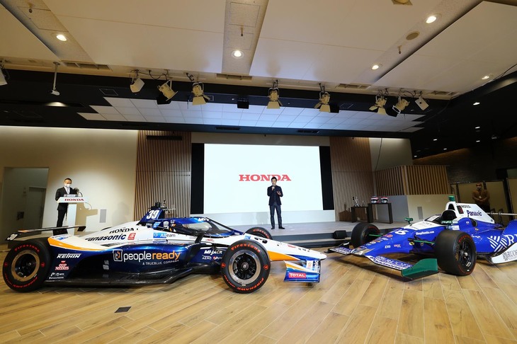 会場には、2017年にインディ500で初優勝した時のマシン（右）と、今年勝ったマシン（左）が誇らしげに飾られていた。