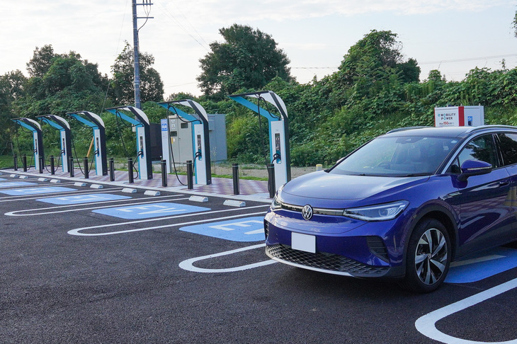 150kW器と並んで最大出力90kWのマルチコネクタ―充電器がある。こちらで最大出力が使えるのは2台接続時までとなっている。