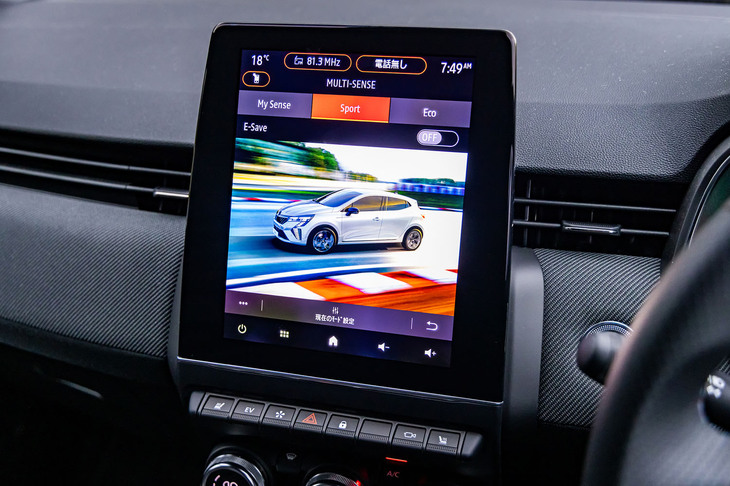 9.3インチの縦型タッチスクリーンが全グレードに標準で装備される。写真は「マルチセンス」と呼ばれる走行モード選択画面で「Sport」を表示させた様子。「Apple CarPlay」「Android Auto」のスマートフォン接続はワイヤレス式にアップデートされている。