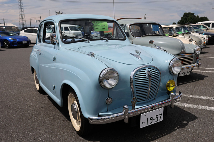 「オースチンA35」。デビュー当初は「オースチン・セブン」を名乗った、「Mini」誕生以前のオースチンの最小モデルとなる1リッター級サルーン。隣は同じBMC（ブリティッシュ・モーター・コーポレーション）内の同級車である「モーリス・マイナー」のピックアップ。