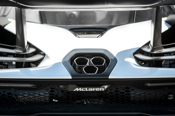 レーシングカーよろしく上を向いた、“スラッシュカット”の3本マフラー。耐熱合金とチタンでできたエキゾーストシステムそのものは、空力を考慮して非常に低い位置でリアデッキを通っている。