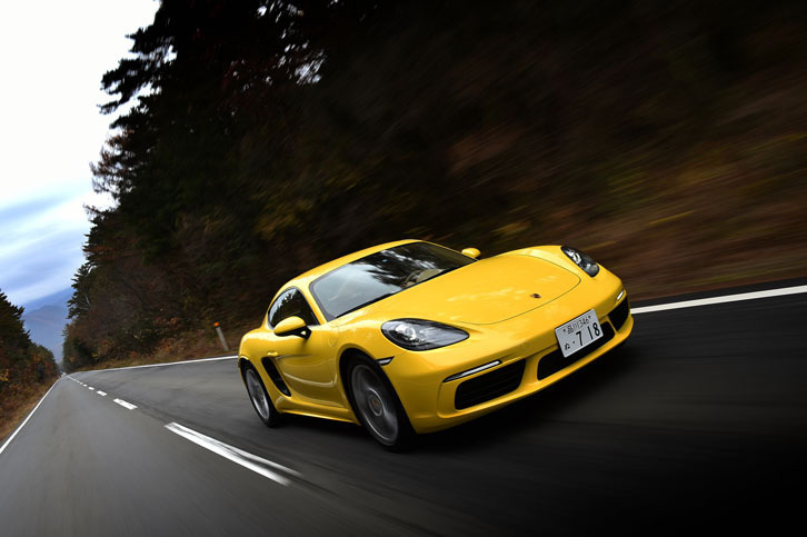 「718ケイマン」の最高速度は275km/h。0-100km/h加速タイムは、今回試乗したMT仕様が5.1秒で、PDK（AT）仕様は4.9秒。