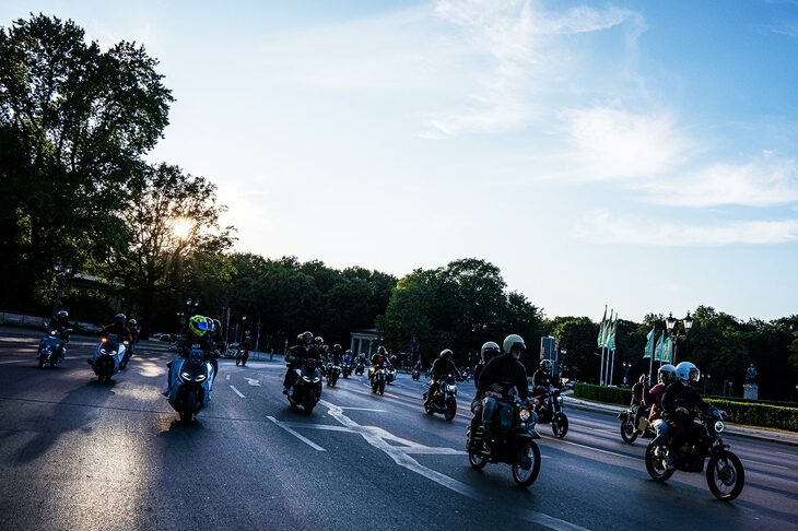 「Reload Land」の一大コンテンツが、電動バイクだけでベルリンの街を走る“サイレントライド”だ。約60台が一団となって音もなく街を走り、ライダーがその楽しさを満喫するとともに、電動バイクをよく知らない人々にその存在をアピールした。かつて“エンジン付き”のカスタムバイクの大所帯で、同じようにベルリンの街なかを走ったことがあるが、われわれを見る街の人の表情は、電動バイクで走った今回のほうが圧倒的に穏やかで、驚きに満ちていた。なにより、通りの人の驚きの声が聞こえ、また信号待ちで仲間たちとの会話が楽しめるのも、いままでにない経験だった。