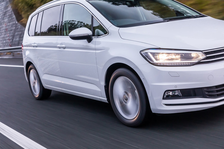 高速道路を行く「ゴルフトゥーラン」。車線変更時のふらつき感や、目地段差を越える際の衝撃が明らかに緩和されており、快適性の向上が実感できた。