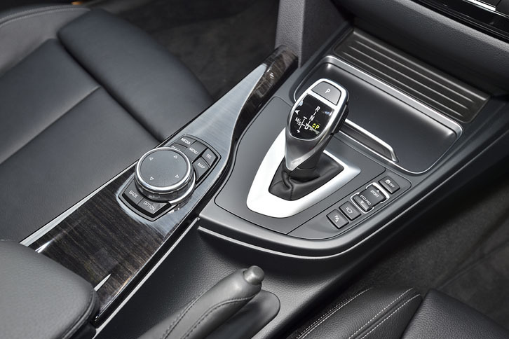 トランスミッションは8段AT。シフトパドル付き。