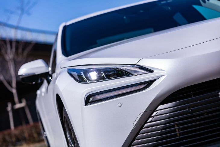 印象的な「ミライ」のフロントフェイス。1灯の光源でロービームとハイビームの切り替えを行う「Bi-BeamLEDヘッドランプ」とデイタイムランニングランプ機能付き「LEDクリアランスランプ」を組み込んでいる。