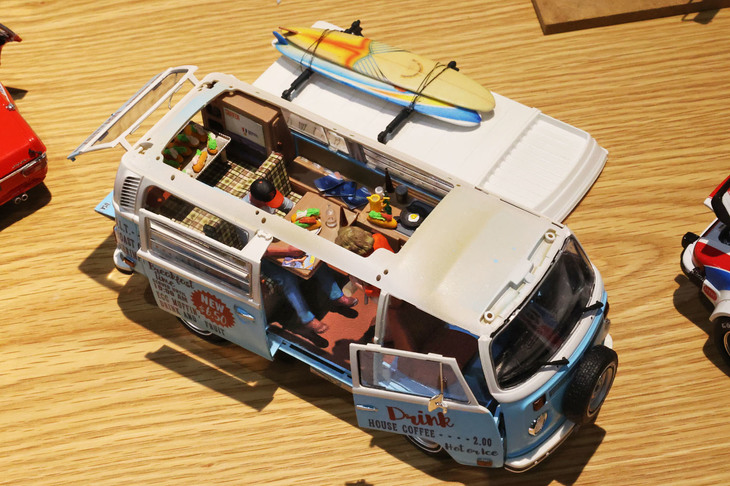 ドイツレベルの1/24「フォルクスワーゲン・タイプ2 ウエストファリア キャンパー」。接着剤不要のスナップキットながら、プロポーション、精密さ、組み立て精度ともにハイレベルで評判のキットに、フィギュアや小道具を配してディテールアップ。