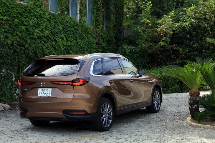 新世代のFR系プラットフォームを用いた「ラージ商品群」の、トリを飾るモデルとして登場した「CX-80」。日本ではこれがマツダの最上級モデルとなる。