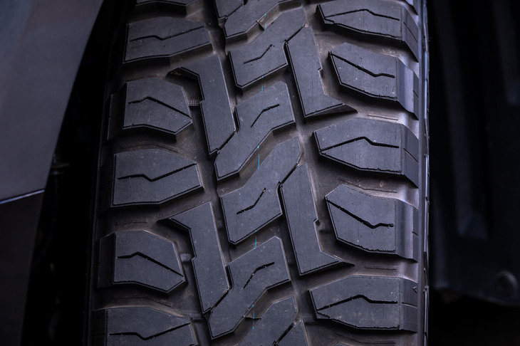 中央部がオールテレイン（主にオンロード用）、左右ショルダー部分がマッドテレイン（主にオフロード用）として開発された「オープンカントリーR/T」のブロック。この両者が組み合わされたトレッドパターンをトーヨータイヤでは「ハイブリッドパターンデザイン」と呼び、オン／オフの性能を両立させた秘密だと説明している。