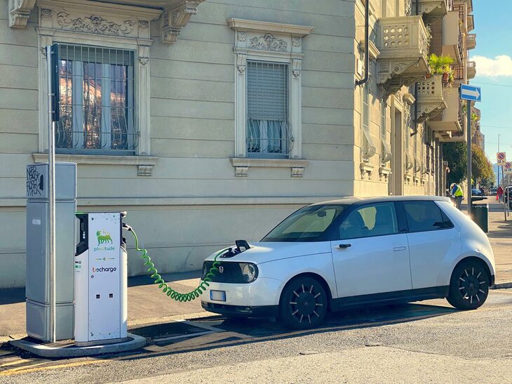 トリノ市街で充電中の「ホンダe」。2022年。