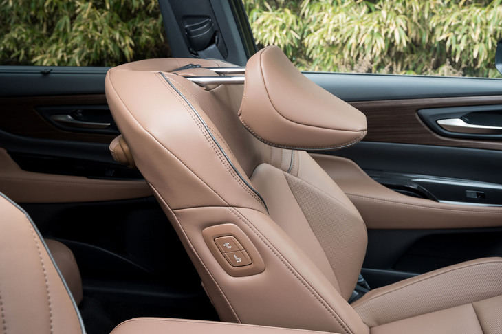 後席からの視界は優れているが、助手席のヘッドレストを畳むことでさらに拡張できる。