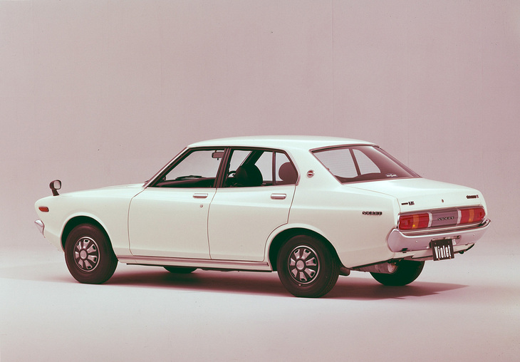 1976年にマイナーチェンジされた「バイオレット」の4ドアセダン。特徴だったクーペ風のルーフラインのせいで後方視界および後席のヘッドルームに難があるという声を受けてノッチバックに改められた。