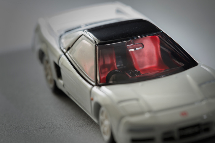 高性能モデルの「NSXタイプR」には、MOMO製の専用ステアリングホイールやレカロ社と共同開発したフルバケットシートが装備されていた。（写真＝郡大二郎）