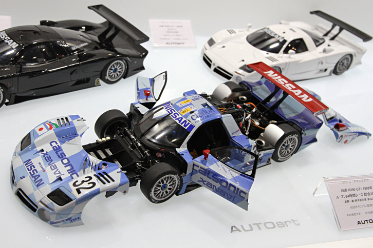 オートアートの1/18「日産R390 GT1」。1998年のルマンで、星野一義／鈴木亜久里／影山正彦の日本人トリオのドライブで総合3位に入った仕様。こちらはダイキャストモデルで、2016年内発売予定。価格は3万7800円。