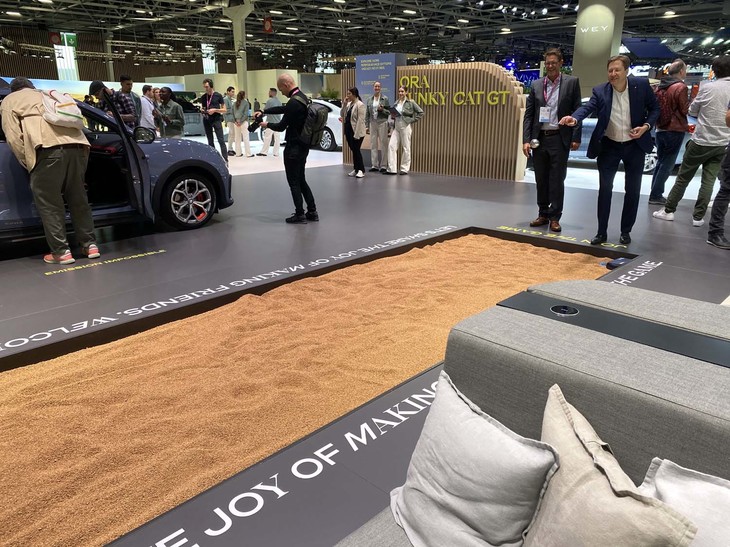 中国・長城（グレートウォール）のいちブランド、オーラのブースで。フランス全土で愛される球技ペタンクのコートが設置されていた。中国側エージェントの発案であろうが、低予算・高人気の好アイデアである。