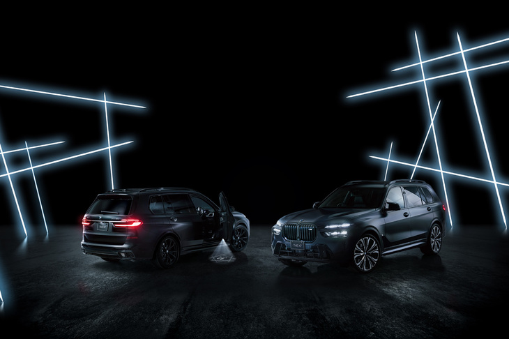 「X7 xDrive40dブラックアルファ」（写真左）には「22インチMライトアロイホイールVスポークスタイリング755M（ジェットブラック）」を、「X7 M60i xDriveブラックアルファ」（写真右）には「23インチBMW IndividualライトアロイホイールVスポークスタイリング 914lバイカラー（ジェットブラック）」を採用。